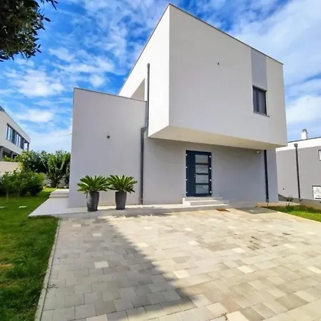 Semesterbostad House Dusa *