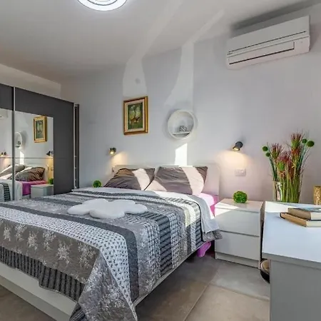 House Dusa * Banjole