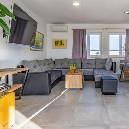 House Dusa Semesterbostad *