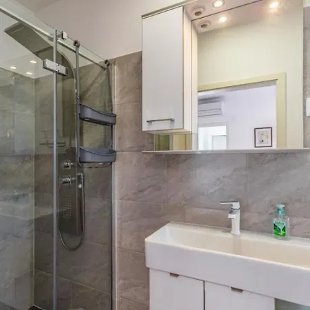 House Dusa * Banjole