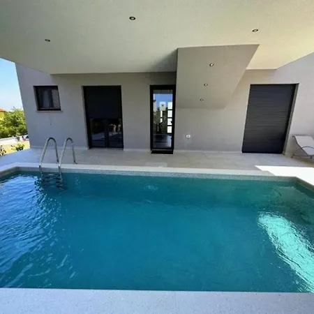 Dusa - With Pool *
